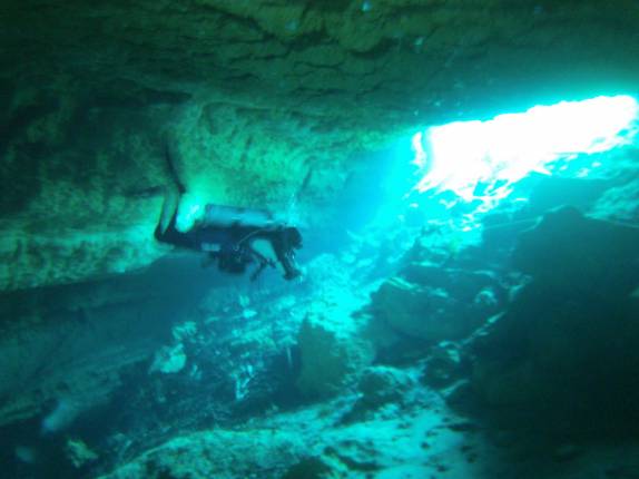 Saindo da caverna alagada em Peacock, na Flórida, Estados Unidos